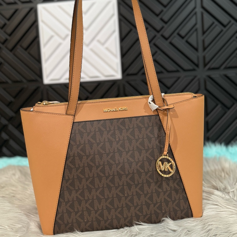Michael Michael Kors MADDIE MEDIUM LOGO AND FAUX LEATHER TOTE BAG. New with tags